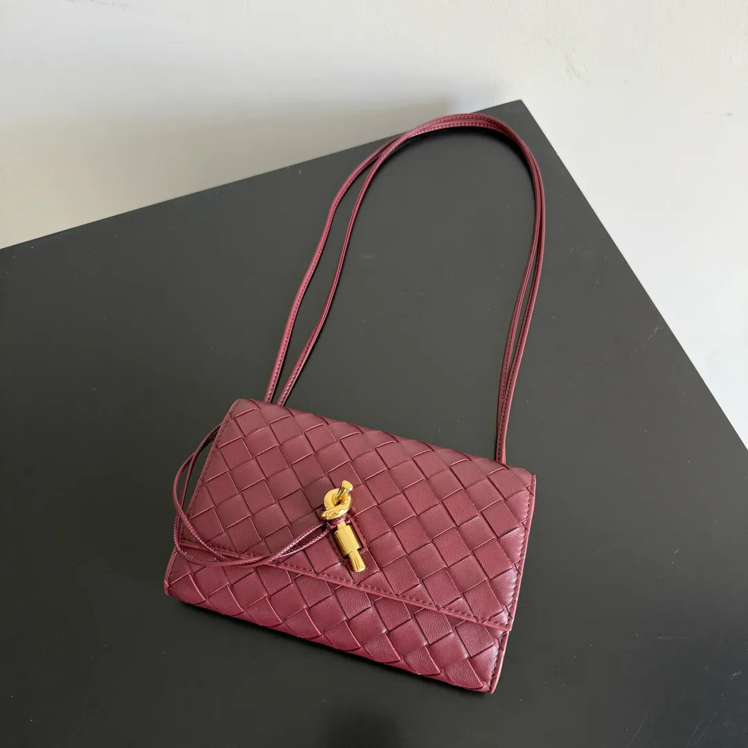 Batch 1560 Bottega Veneta 2025 early autumn series Andiamo handbag, a really good bag, mini crossbody bag, classic woven leather clutch, metallic button and rope closure, simple but not simple, elegant texture, elegant weaving attitude. Style No.: 836940 Color: Barro Red Size: 19*12.6*2cm